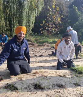 Volunteers planting, Bracken Creek
